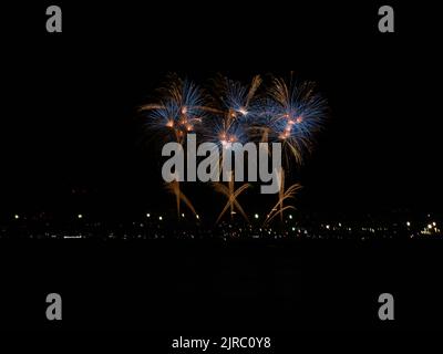 Feux d'artifice au bord de la mer à l'ouverture cérémoniale des célébrations de la ville annoncent le début de la semaine annuelle Foire de Málaga .Feria de Málaga, Costa d Banque D'Images