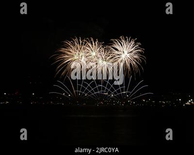 Feux d'artifice au bord de la mer à l'ouverture cérémoniale des célébrations de la ville annoncent le début de la semaine annuelle Foire de Málaga .Feria de Málaga, Costa d Banque D'Images