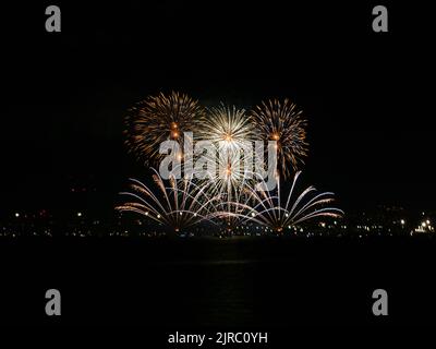 Feux d'artifice au bord de la mer à l'ouverture cérémoniale des célébrations de la ville annoncent le début de la semaine annuelle Foire de Málaga .Feria de Málaga, Costa d Banque D'Images