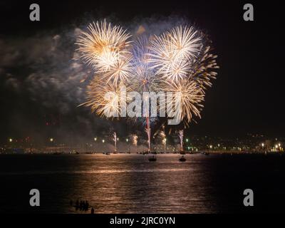 Feux d'artifice au bord de la mer à l'ouverture cérémoniale des célébrations de la ville annoncent le début de la semaine annuelle Foire de Málaga .Feria de Málaga, Costa d Banque D'Images