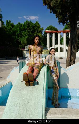 Tournage de la mode à la fontaine de la sculpture des cruches, Parque Mexico, quartier Hipodromo, dans la région de Cuauhtemoc, Ciudad de Mexico, CDMX Banque D'Images