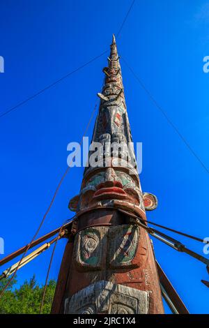 À 173 pieds de hauteur, le totem érigé à côté de la grande maison dans la région de Alert Bay peut se vanter d'être le plus haut du monde. Banque D'Images