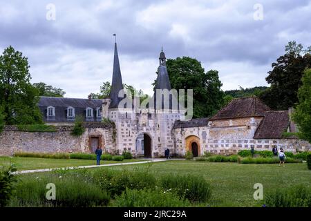 LE BEC-HELLOUIN, FRANCE - 26th MAI 2022 : Abbaye notre-dame du Bec dans un après-midi de printemps nuageux, France Banque D'Images