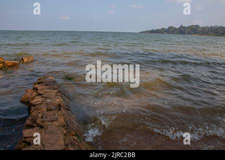 Le lac Victoria est le plus grand lac d'Afrique par région, le plus grand lac tropical au monde et le deuxième plus grand lac d'eau douce par surface au monde. Banque D'Images