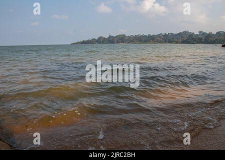 Le lac Victoria est le plus grand lac d'Afrique par région, le plus grand lac tropical au monde et le deuxième plus grand lac d'eau douce par surface au monde. Banque D'Images