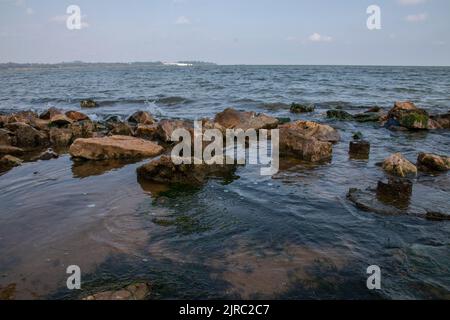 Le lac Victoria est le plus grand lac d'Afrique par région, le plus grand lac tropical au monde et le deuxième plus grand lac d'eau douce par surface au monde. Banque D'Images