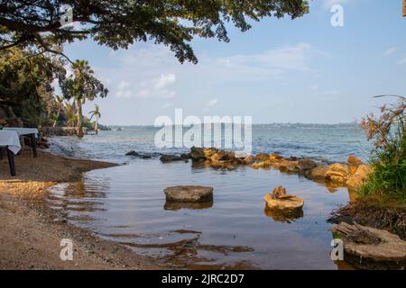 Le lac Victoria est le plus grand lac d'Afrique par région, le plus grand lac tropical au monde et le deuxième plus grand lac d'eau douce par surface au monde. Banque D'Images