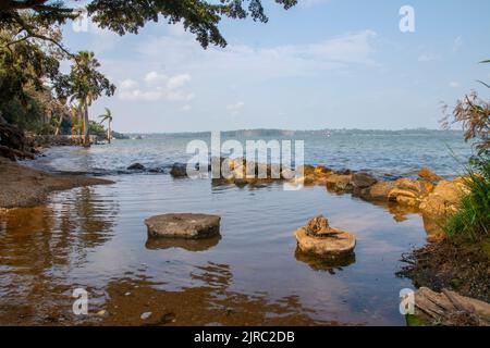 Le lac Victoria est le plus grand lac d'Afrique par région, le plus grand lac tropical au monde et le deuxième plus grand lac d'eau douce par surface au monde. Banque D'Images