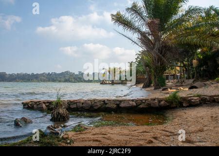 Le lac Victoria est le plus grand lac d'Afrique par région, le plus grand lac tropical au monde et le deuxième plus grand lac d'eau douce par surface au monde. Banque D'Images