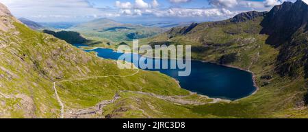 Vue aérienne d'un magnifique lac de montagne et de sentiers de randonnée près de Snowdon, pays de Galles (Miner's Track et Llyn Llydaw, parc national de Snowdonia) Banque D'Images