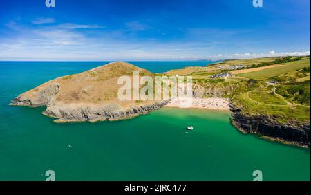 Vue panoramique aérienne d'une belle plage de sable et d'un promontoire (Mwnt, Ceredigion, pays de Galles de l'Ouest) Banque D'Images