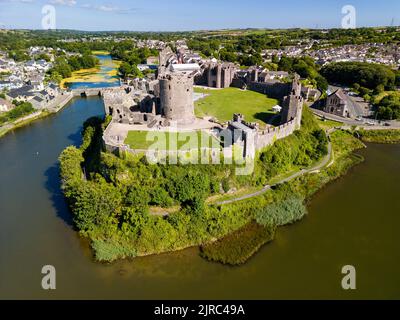 Vue aérienne des ruines d'un grand château ancien du pays de Galles (château de Pembroke, Pembrokeshire) Banque D'Images