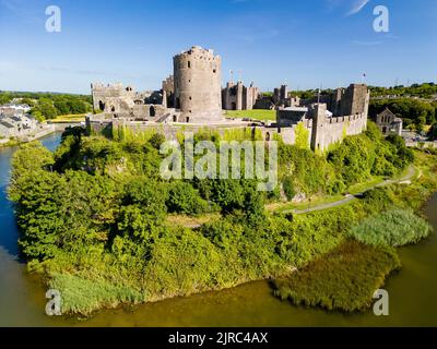 Vue aérienne des ruines d'un grand château ancien du pays de Galles (château de Pembroke, Pembrokeshire) Banque D'Images