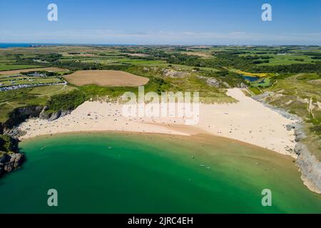 Vue aérienne d'une immense plage de sable et des eaux claires (Broad Haven South, Pembrokeshire, pays de Galles) Banque D'Images