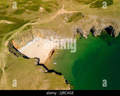 Vue aérienne de haut en bas d'une petite plage de sable et d'une crique dans l'ouest du pays de Galles (Pembrokeshire) Banque D'Images