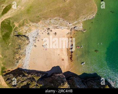 Vue aérienne de haut en bas d'une petite plage de sable et d'une crique dans l'ouest du pays de Galles (Pembrokeshire) Banque D'Images