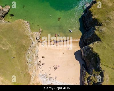 Vue aérienne de haut en bas d'une petite plage de sable et d'une crique dans l'ouest du pays de Galles (Pembrokeshire) Banque D'Images