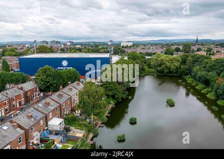 Manchester, Royaume-Uni. 23rd août 2022. Une vue générale aérienne (GV) par drone du parc Edgeley avant le deuxième tour de la coupe Carabao entre le comté de Stockport et la ville de Leicester au parc Edgeley sur 23 août 2022 à Manchester, en Angleterre. (Photo de Daniel Chesterton/phcimages.com) Credit: PHC Images/Alamy Live News Banque D'Images