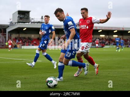 Seamus Coleman d'Everton et Carl Johnston de Fleetwood Town en action lors du deuxième tour de la Carabao Cup au Highbury Stadium, Fleetwood. Date de la photo: Mardi 23 août 2022. Banque D'Images