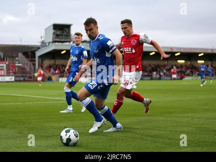 Seamus Coleman d'Everton et Carl Johnston de Fleetwood Town en action lors du deuxième tour de la Carabao Cup au Highbury Stadium, Fleetwood. Date de la photo: Mardi 23 août 2022. Banque D'Images