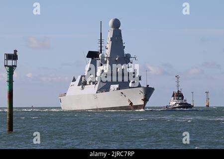 Le destroyer de défense aérienne de type 45 de la Royal Navy HMS DIAMOND rentre chez lui pour une courte période d'entretien Banque D'Images