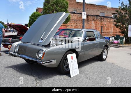 Un 1963 Supercharged Studebaker Avanti lors d'un salon de voiture. Banque D'Images