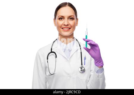 femme souriante médecin avec un médicament en seringue Banque D'Images