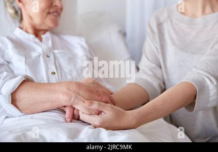 fille adulte rendant visite à une femme âgée à l'hôpital Banque D'Images