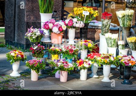 rue de vente de fleurs. bouquets de différentes belles fleurs sur la rue. Banque D'Images