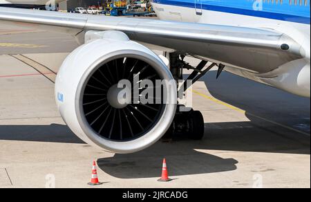 Amsterdam, pays-Bas - août 2022 : vue rapprochée du moteur d'un Boeing 777 KLM stationné au terminal de l'aéroport de Schipol Banque D'Images