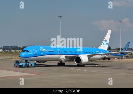 Amsterdam, pays-Bas - août 2022 : KLM Boeing 787 Dreamliner est repoussé pour le départ de l'aéroport de Schipol Banque D'Images