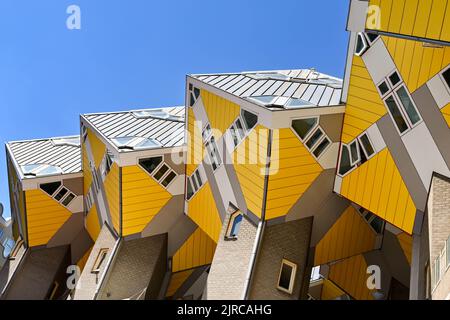 Rotterdam, pays-Bas - août 2022 : vue imprenable sur les Maisons du Cube dans le centre-ville. L'architecte est Piet Blom. Banque D'Images