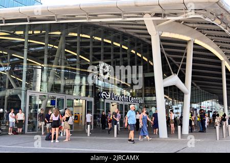 Utrecht, pays-Bas - août 2022 : vue extérieure avant de l'entrée de la gare centrale d'Utrecht dans le centre-ville Banque D'Images