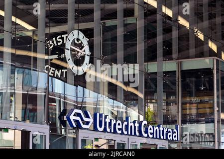 Utrecht, pays-Bas - août 2022 : vue extérieure avant de l'entrée de la gare centrale d'Utrecht dans le centre-ville Banque D'Images