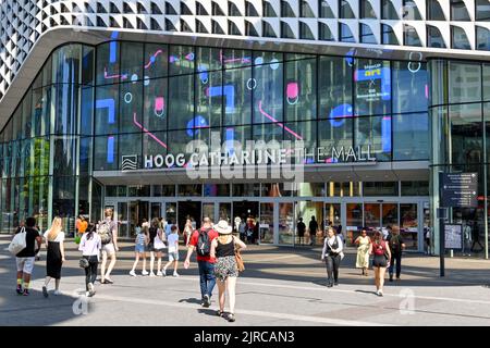 Utrecht, pays-Bas - août 2022: Personnes entrant et sortant de l'entrée du centre commercial Hoog Catharijne dans le centre-ville Banque D'Images