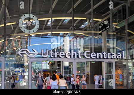 Utrecht, pays-Bas - août 2022 : vue extérieure avant de l'entrée de la gare centrale d'Utrecht dans le centre-ville Banque D'Images