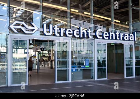 Utrecht, pays-Bas - août 2022 : vue extérieure avant de l'entrée de la gare centrale d'Utrecht dans le centre-ville Banque D'Images