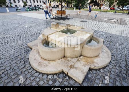 Une fontaine moderne au Rynek Podgorski à Cracovie, en Pologne. Banque D'Images