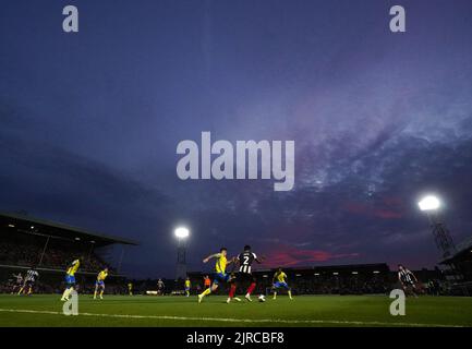 Le Gilian Biancone de Nottingham Forest et Michee Efete de Grimsby Town se battent pour le ballon lors du deuxième tour de la coupe Carabao au parc Blundell, Grimsby. Date de la photo: Mardi 23 août 2022. Banque D'Images