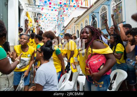 Salvador, Bahia, Brésil - 22 juin 2018: Les fans du Brésil célèbrent le but dans le match entre le Brésil et le Costa Rica pour la coupe du monde 2018 en Russie. Banque D'Images