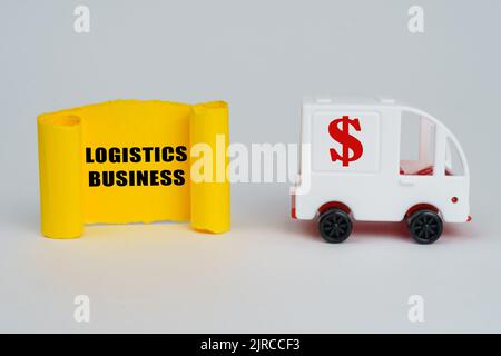 Concept d'entreprise. Sur une surface blanche, une machine à écrire et une assiette en papier jaune avec inscription - logistique business Banque D'Images