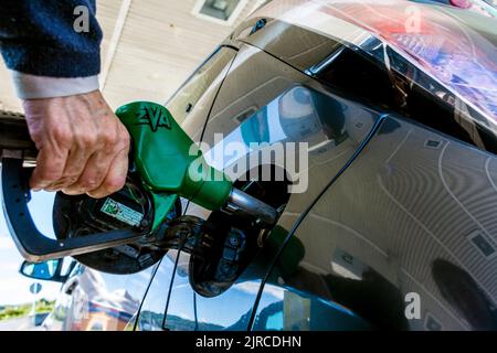 Remplissage d'une voiture avec du carburant essence dans le comté de Donegal, Irlande. Banque D'Images