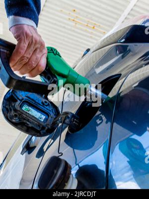 Remplissage d'une voiture avec du carburant essence dans le comté de Donegal, Irlande. Banque D'Images