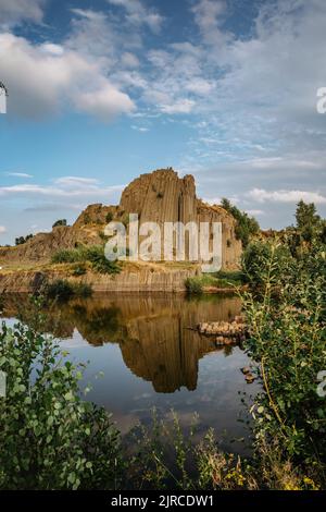 Basalte appelé Panska skala ou Varhany situé à Kamenicky Senov, République Tchèque.site protégé, monument naturel national.cinq à six-côtés colonne Banque D'Images