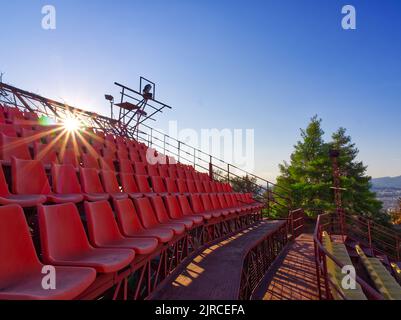 Le théâtre a été abandonné avant le coucher du soleil sur la colline de Lycabette, Athènes, Grèce Banque D'Images