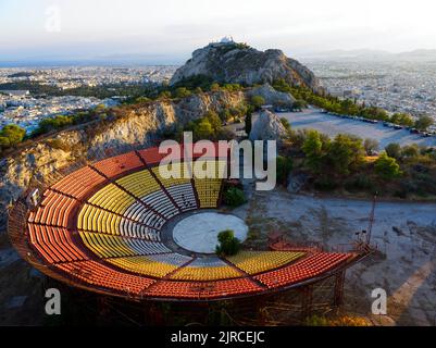Le théâtre a été abandonné avant le coucher du soleil sur la colline de Lycabette, Athènes, Grèce Banque D'Images
