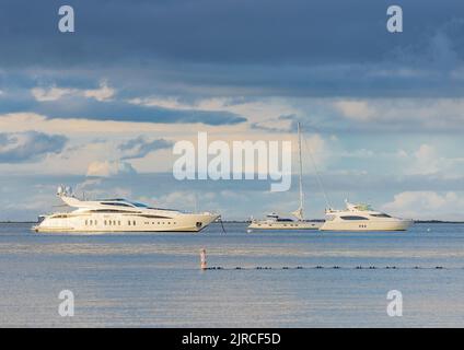 Yachts à l'extérieur de Haven's Beach, Sag Harbor, NY Banque D'Images