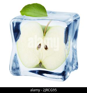 pomme dans un cube de glace, isolée sur fond blanc, chemin d'écrêtage, pleine profondeur de champ Banque D'Images