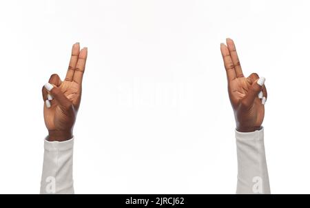 mains d'une femme afro-américaine montrant les doigts Banque D'Images