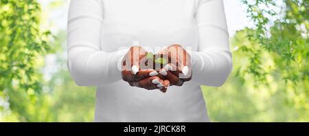 Woman holding plant growing in poignée de terre Banque D'Images